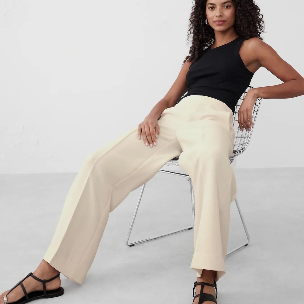 Banana Republic Factory. Cream Pants, Size M, Mid Rise, Wide Leg 100% Polyester.
